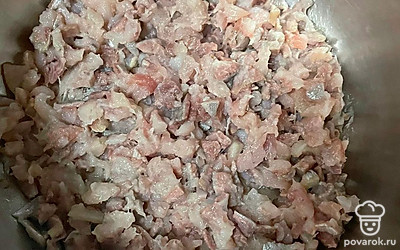 Уберите все косточки и нарежьте сельдь, лук отожмите и выложите сверху.