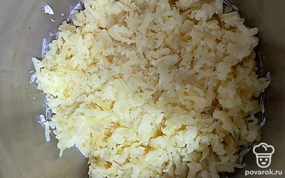 Натрите сверху вареный картофель, смажьте майонезом.