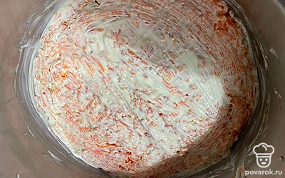 Натрите вареную морковь и смажьте майонезом.