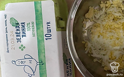 Яйца сварите и натрите на терке, выложите на морковь.