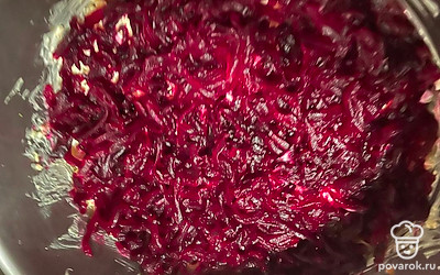 Запеченную свеклу очистите и натрите последним слоем. Смажьте майонезом.