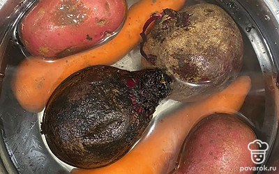 Отварите овощи: свеклу 1 час, морковь 35 минут, картофель 20 минут.