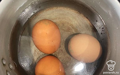 Сварите яйца, это примерно 10 минут.