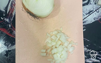 Лук нашинкуйте кубиком.