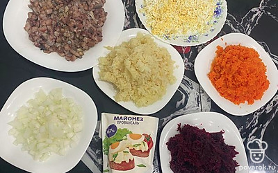 Овощи и яйца натрите на мелкой терке.