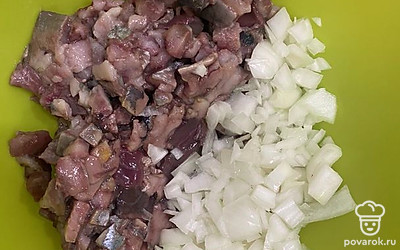 Смешайте сельдь с луком.