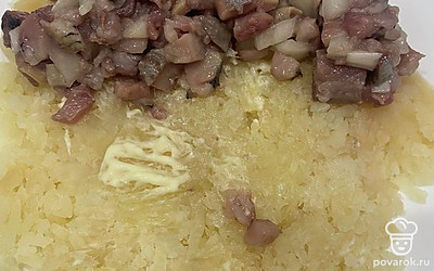 Первым слоем выложите картофель, смажьте майонезом. Сверху распределите слой рыбы с луком.