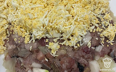 Следующим слоем разложите яйца. Смажьте сверху майонезом.