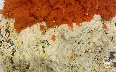 Затем распределите морковь. Снова смажьте майонезом.