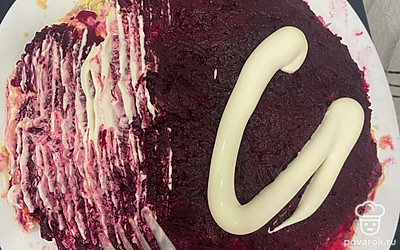 Последний слой — свекла, приправьте ее майонезом. Все, салат готов! Приятного аппетита!