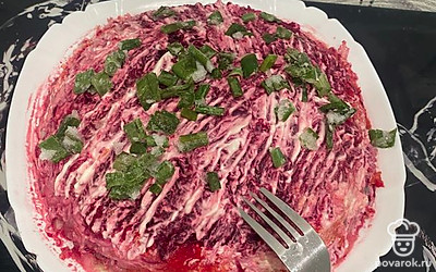 Дополните салат зеленью.