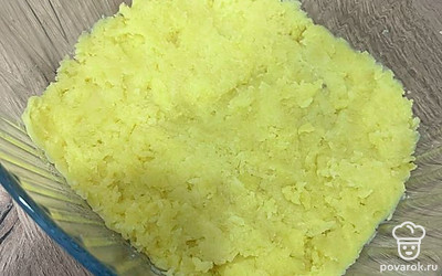 Сельдь нарежьте кубиками. Остальные продукты натрите на терке, первым слоем выложите тертый картофель.