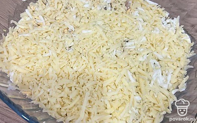 Сверху натрите яйцо. Далее посыпьте тертым сыром, смажьте майонезом.