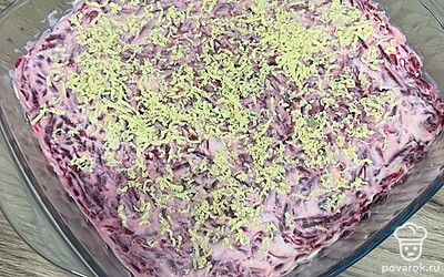 Заключительным слоем натрите свеклу, смажьте майонезом. Украсьте тертым яичным желтком.