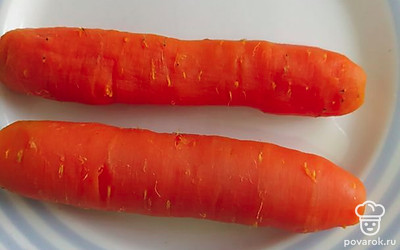 Отварите и очистите морковь.