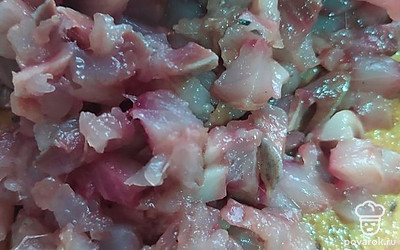 Селедку нарежьте и уберите косточки.