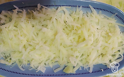 Выложите тертый картофель.