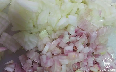 Измельчите два вида лука и смешайте.