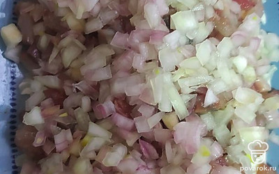 Выложите на рыбу лук.