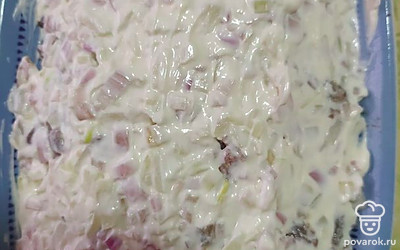 Смажьте все майонезом.