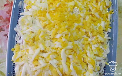 Выложите натертые яйца.
