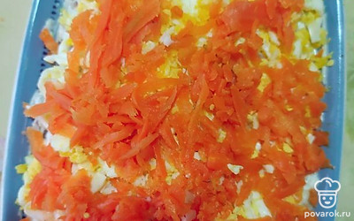 Сверху распределите измельченную морковь.