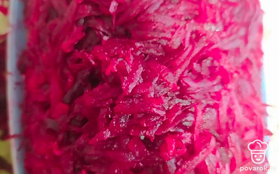 Поверх морковки разложите тертую свеклу. 