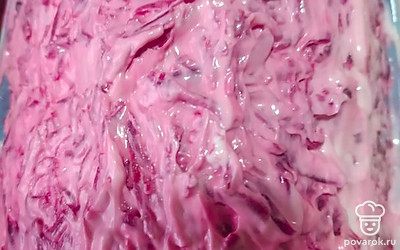 Приправьте майонезом.