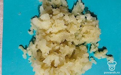 Натрите на крупной терке вареный картофель. 