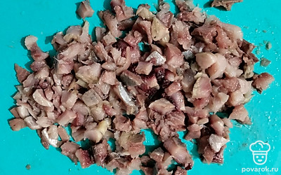 Нарежьте кубиками селедку, уберите косточки.