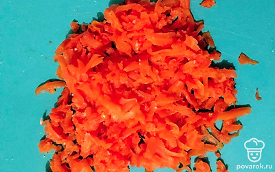 Натрите на терке вареную морковь.