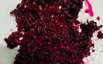 Натрите на терке вареную свеклу.