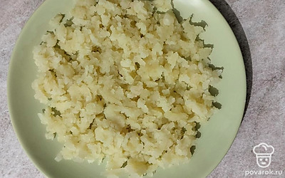 Выложите салат слоями. Первый слой — картофель. Сверху смажьте его майонезом.