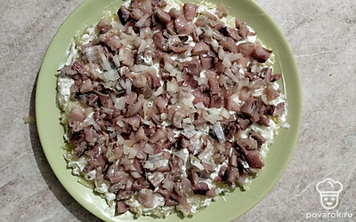 Второй слой — селедка, лук и майонез.