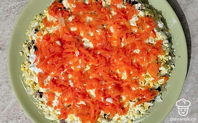 Далее выложите морковь и смажьте майонезом.