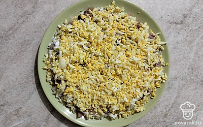 Следующий слой — яйца и майонез.