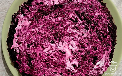 Заключительный слой — свекла и майонез.