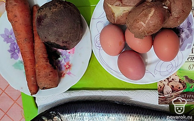 Подготовьте необходимые продукты. Яйца, картофель, морковь и свеклу предварительно отварите. 