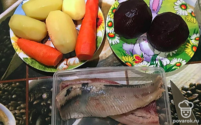 Подготовить все необходимые ингредиенты. Отварить овощи и куриное яйцо. 