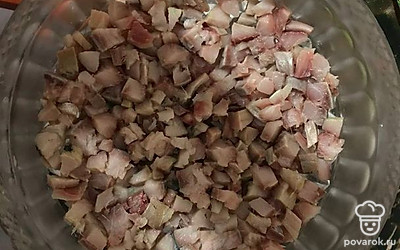 Нарезать сельдь кубиками и выложить в салатницу.