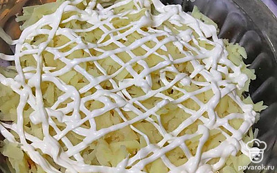 Вареную картошку натереть на крупной терке, выложить на селедку. Приправить майонезом.