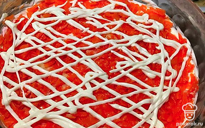 Морковь натереть на терке. Выложить поверх картошки, добавить майонез.