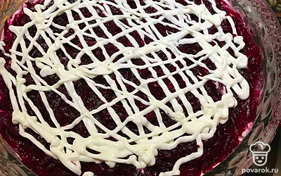 Натереть свеклу на крупной терке, выложить на морковь. Приправить соусом. 