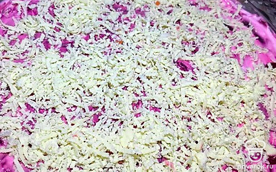 Оставить на ночь в холодильнике, чтобы салат пропитался. 