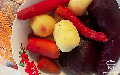 Отварить и почистить овощи.