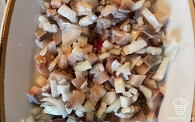 Филе сельди и репчатый лук нарезать кубиками. Добавить уксус и растительное масло. Все перемешать. Это будет нижний слой.