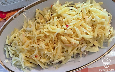 Отварной картофель натереть на крупной терке и сверху сделать сеточку из майонеза.