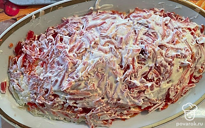 Морковь измельчить на крупной терке. Сверху распределить сеточку из майонеза.