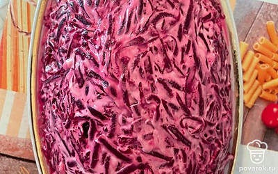 Свеклу натереть на крупной терке и нанести сеточку из майонеза.