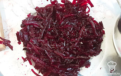 Натрите на крупной терке слой вареной свеклы, промажьте его майонезом.